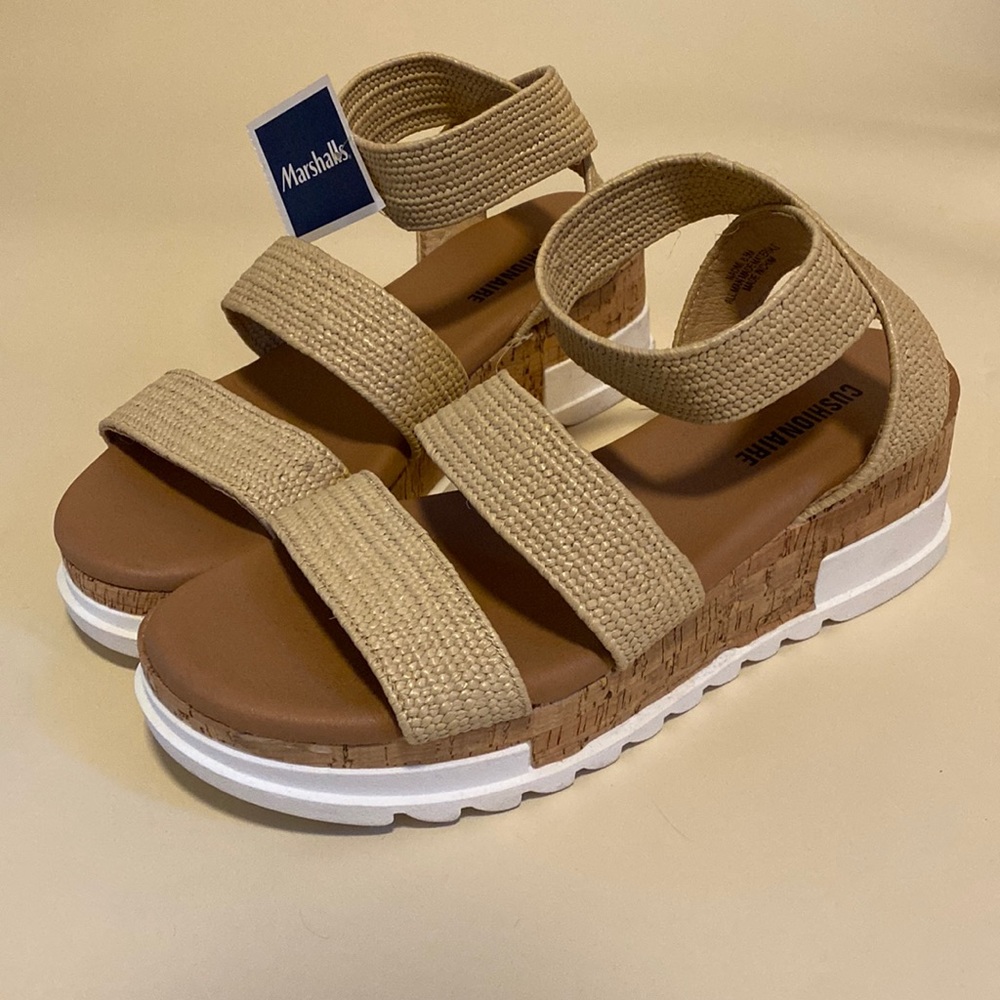BNWT Tan platform sandal with elastic straps 8.5